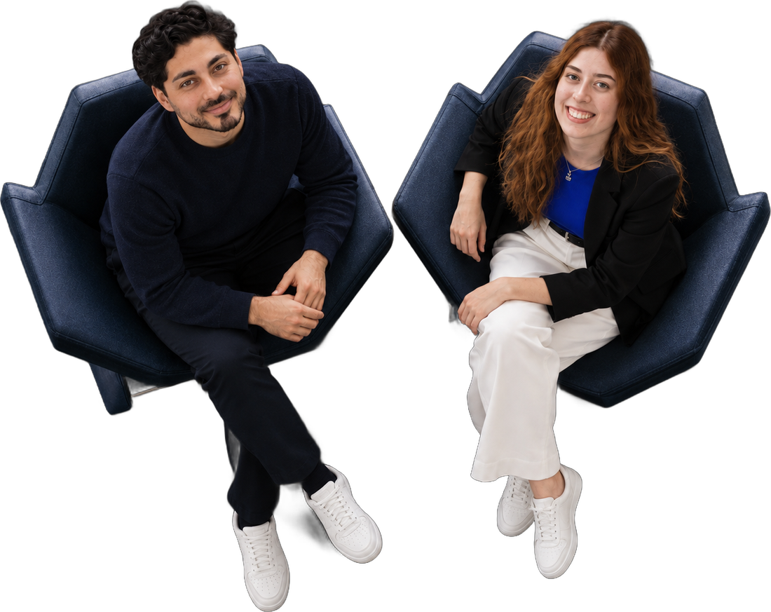 Beslan Mamedovi y Jennifer Soriano, fundadores de WeRise, sentados en sendos sillones y mirando a cámara